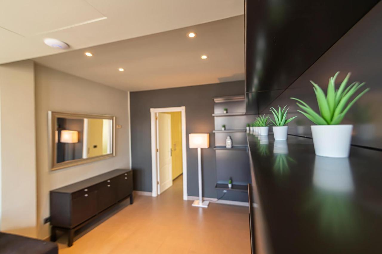 Luxury Holidays Suites, Playa De Los Cristianos 洛斯克里斯蒂亚诺斯 外观 照片