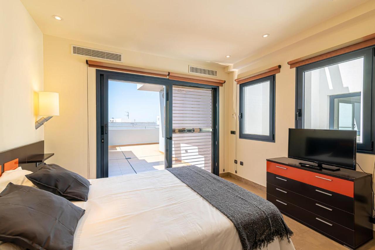 Luxury Holidays Suites, Playa De Los Cristianos 洛斯克里斯蒂亚诺斯 外观 照片