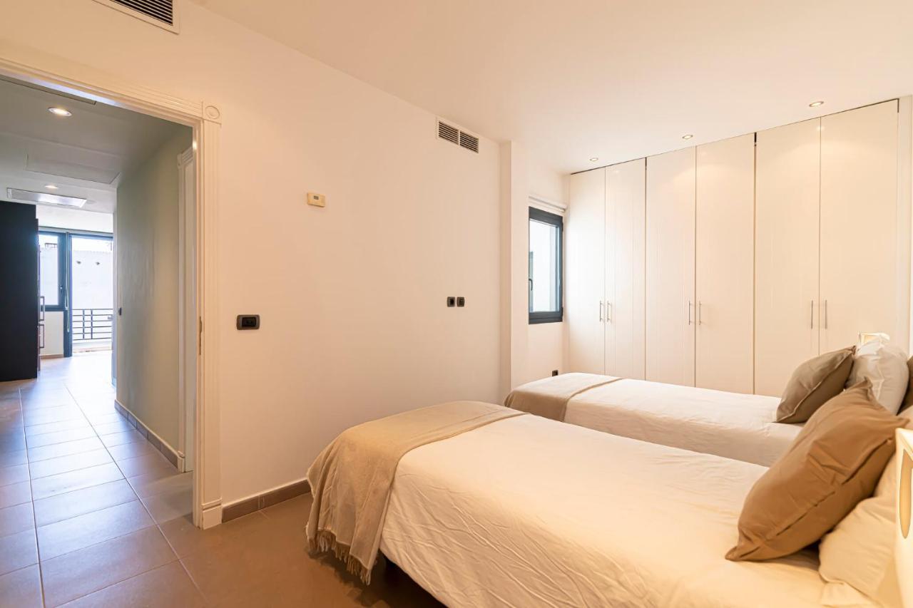 Luxury Holidays Suites, Playa De Los Cristianos 洛斯克里斯蒂亚诺斯 外观 照片