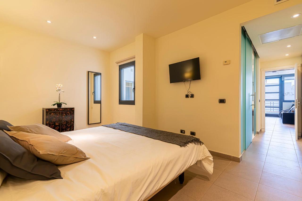 Luxury Holidays Suites, Playa De Los Cristianos 洛斯克里斯蒂亚诺斯 外观 照片